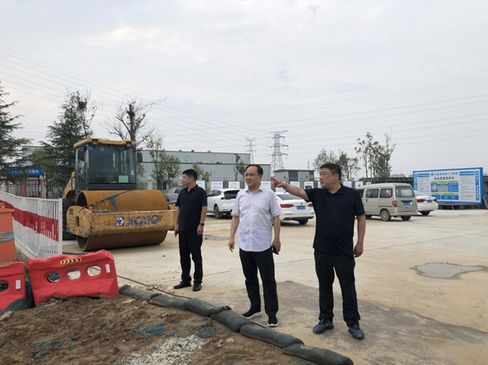鄭州市建設投資集團有限公司黨委委員、副總經理張巖到侯寨新鎮(zhèn)區(qū)安置區(qū)調研項目建設工作